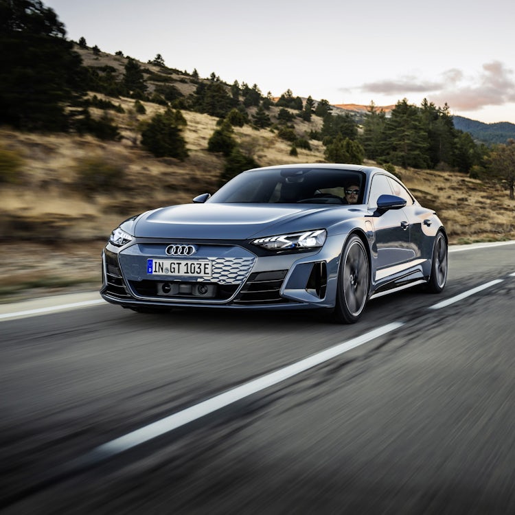 Audi e-tron GT fahrend Front blau
